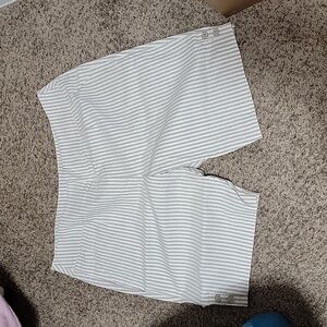 Nwt size 24w white and tan stripes shorts.